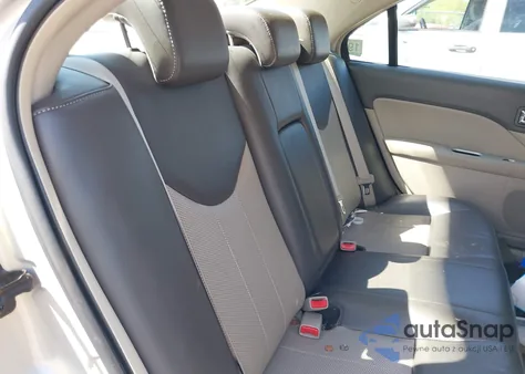 2010 Mercury Milan Premier z USA, uszkodzony, nr VIN 3MEHM0CG8AR661758